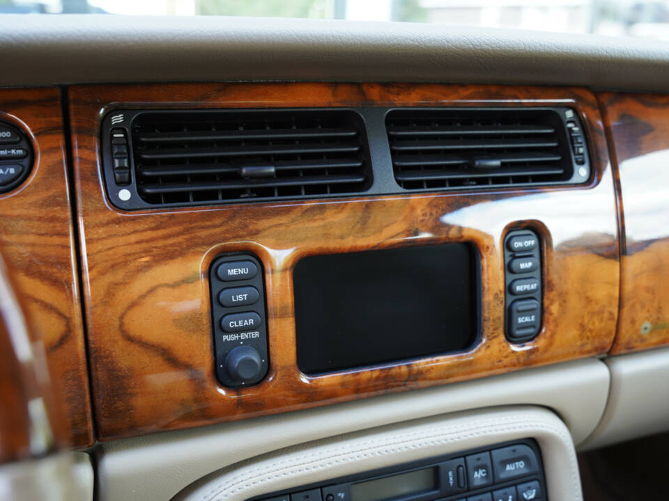 Image 32/50 of Jaguar XKR (2001)