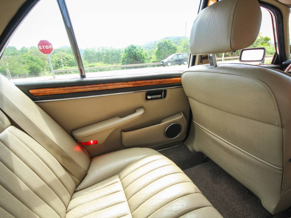 Image 32/44 of Jaguar XJ 12 (1990)