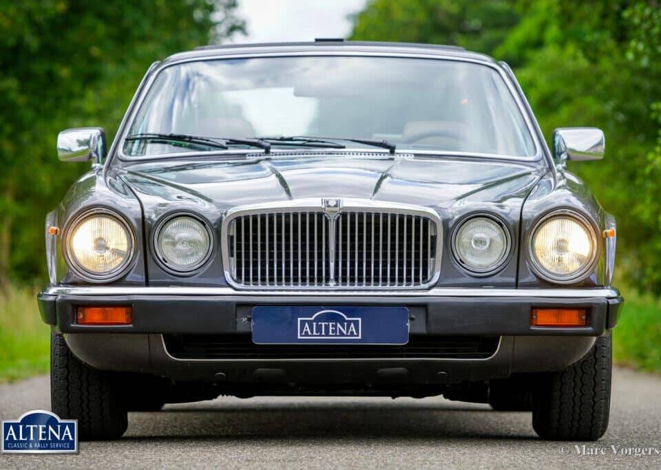 Image 2/57 de Jaguar XJ 12 (1986)