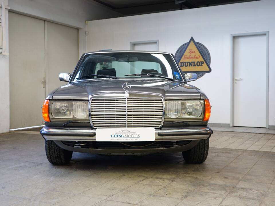 Image 6/36 de Mercedes-Benz 280 E (1982)