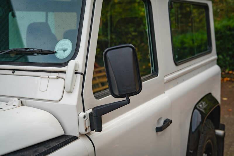 Image 17/41 of Land Rover Defender 90 "50th Anniversary" (1999)