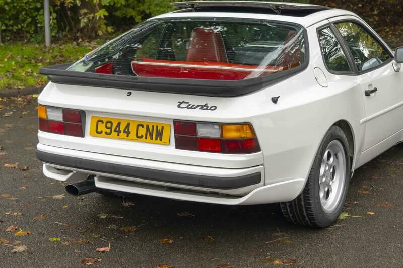 Image 24/41 of Porsche 944 Turbo (1986)