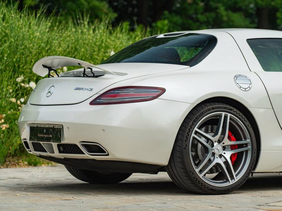 Image 48/50 of Mercedes-Benz SLS AMG (2010)