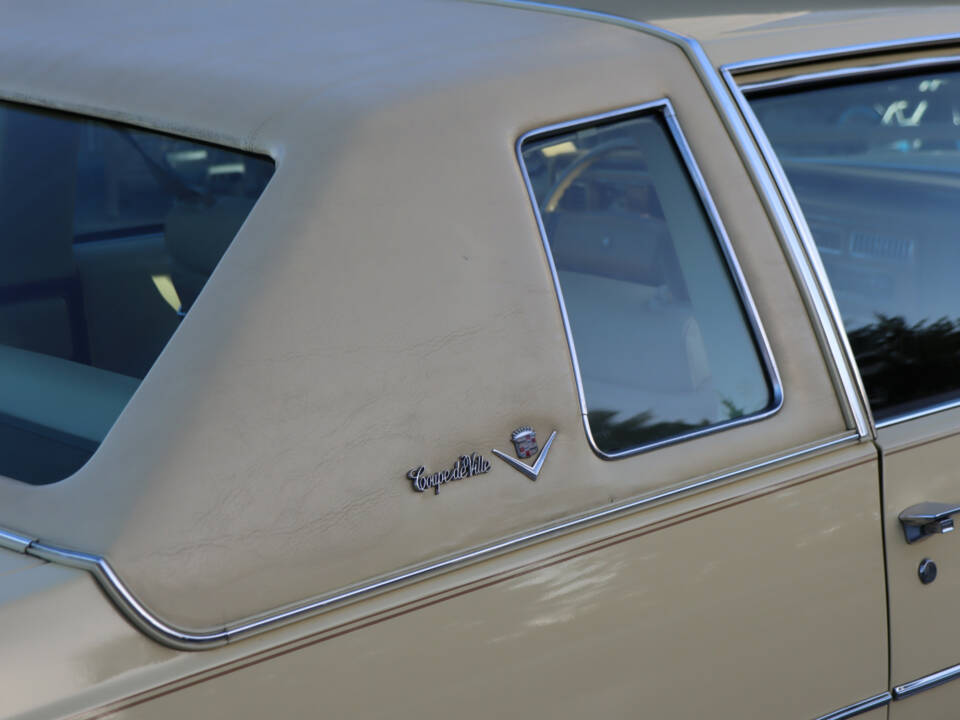 Image 33/50 of Cadillac Coupe DeVille (1977)