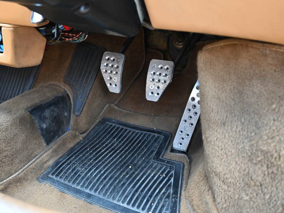Image 36/50 of Ferrari Mondial 8 (1981)