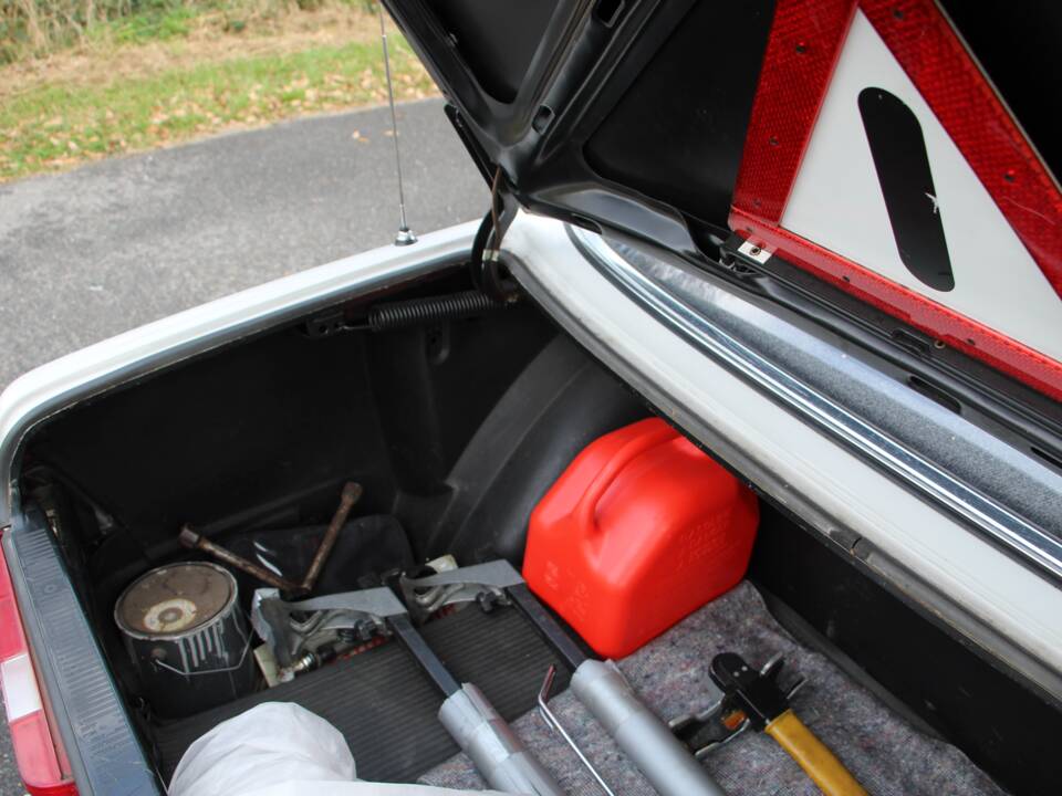 Image 21/22 of Mercedes-Benz 200 (1978)