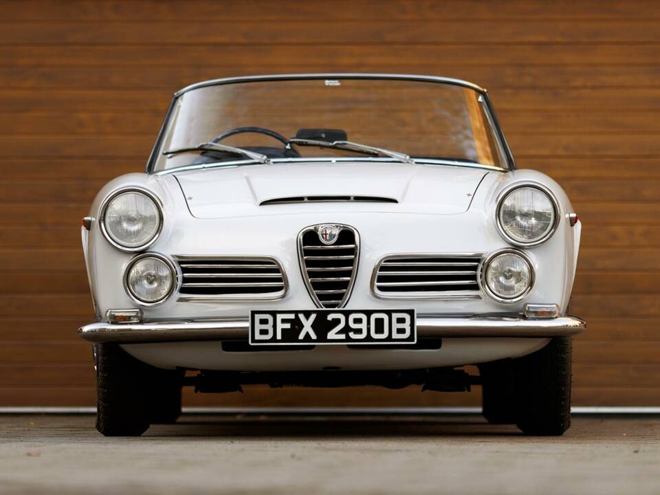 Image 3/50 of Alfa Romeo 2600 Spider (1964)