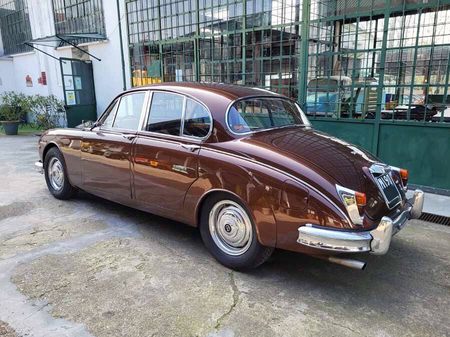 Image 13/42 of Jaguar Mk II 2.4 (1964)