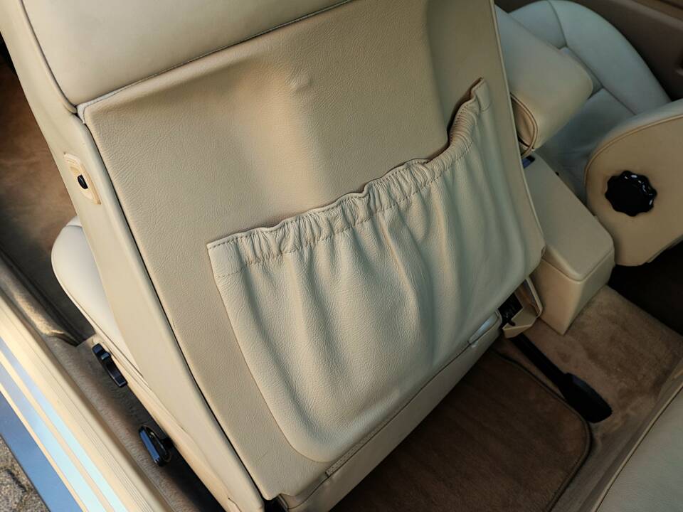 Image 18/63 of Mercedes-Benz 300 CE (1991)