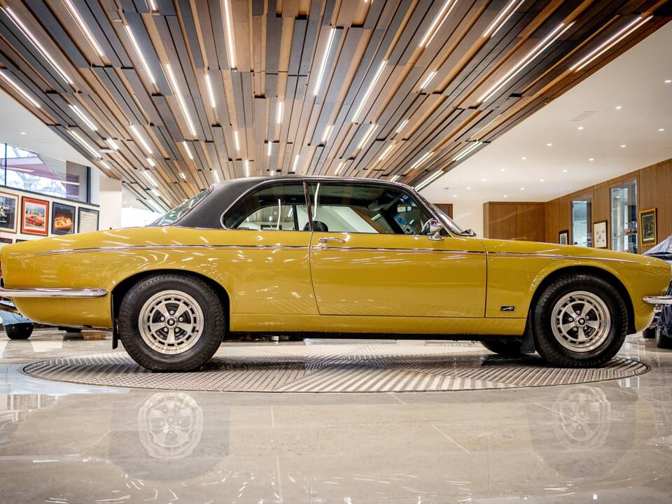 Image 2/50 de Jaguar XJ 6 C 4.2 (1975)