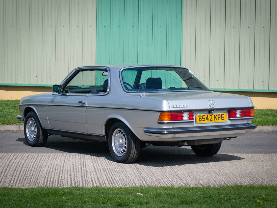 Immagine 6/28 di Mercedes-Benz 230 CE (1984)