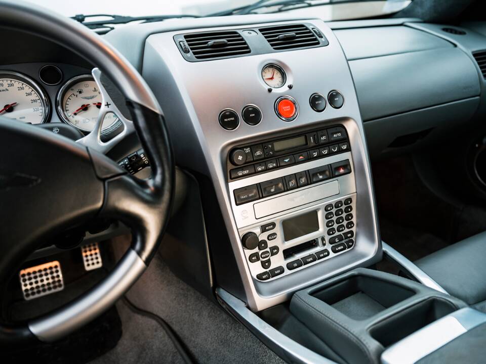 Image 14/23 of Aston Martin V12 Vanquish (2003)