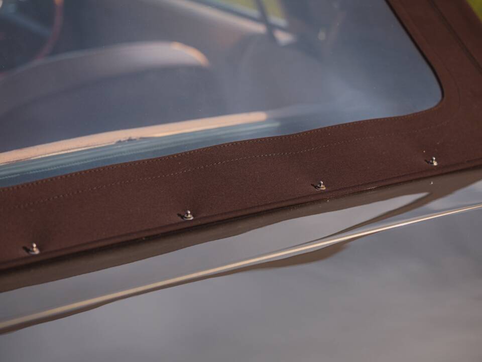 Image 26/99 of Aston Martin DB 6 Volante (1968)