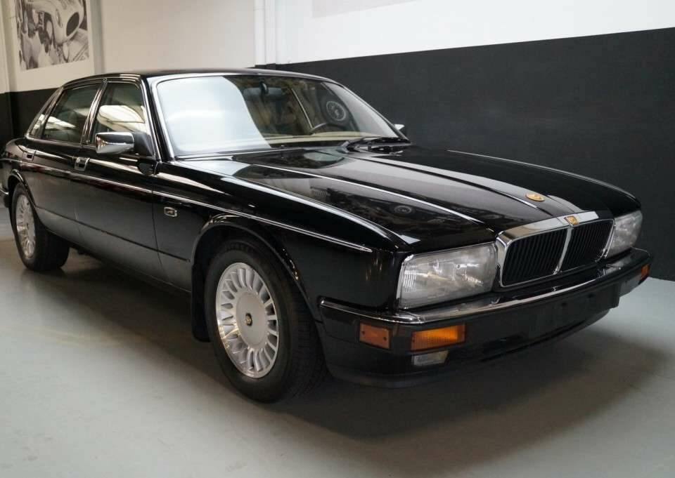 Image 2/47 of Jaguar XJ12 6.0 (1994)
