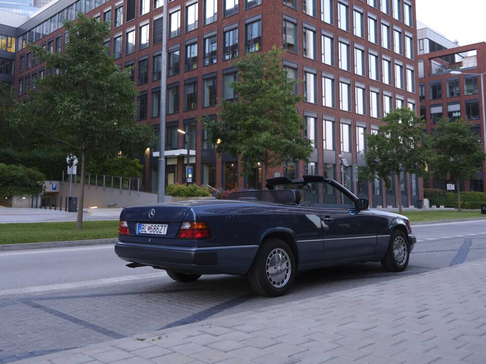 Obraz 45/50 pojazdu Mercedes-Benz 300 CE-24 (1992)