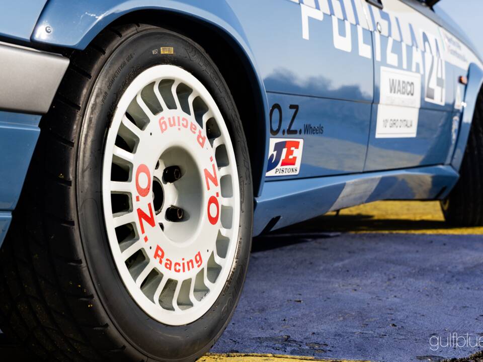 Image 26/44 of Alfa Romeo 75 3.0 V6 QV (1989)