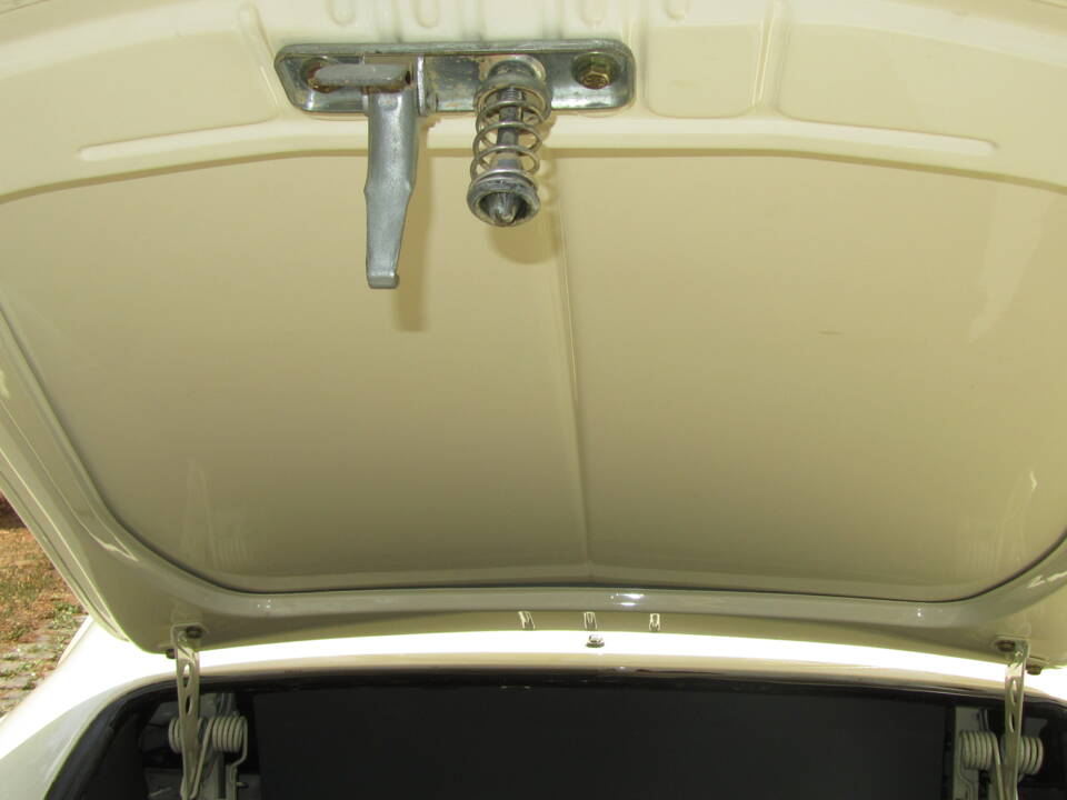 Image 19/45 of Volkswagen Karmann Ghia 1300 (1965)