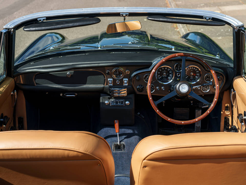 Bild 17/28 von Aston Martin DB 6 Mk II Volante (1970)