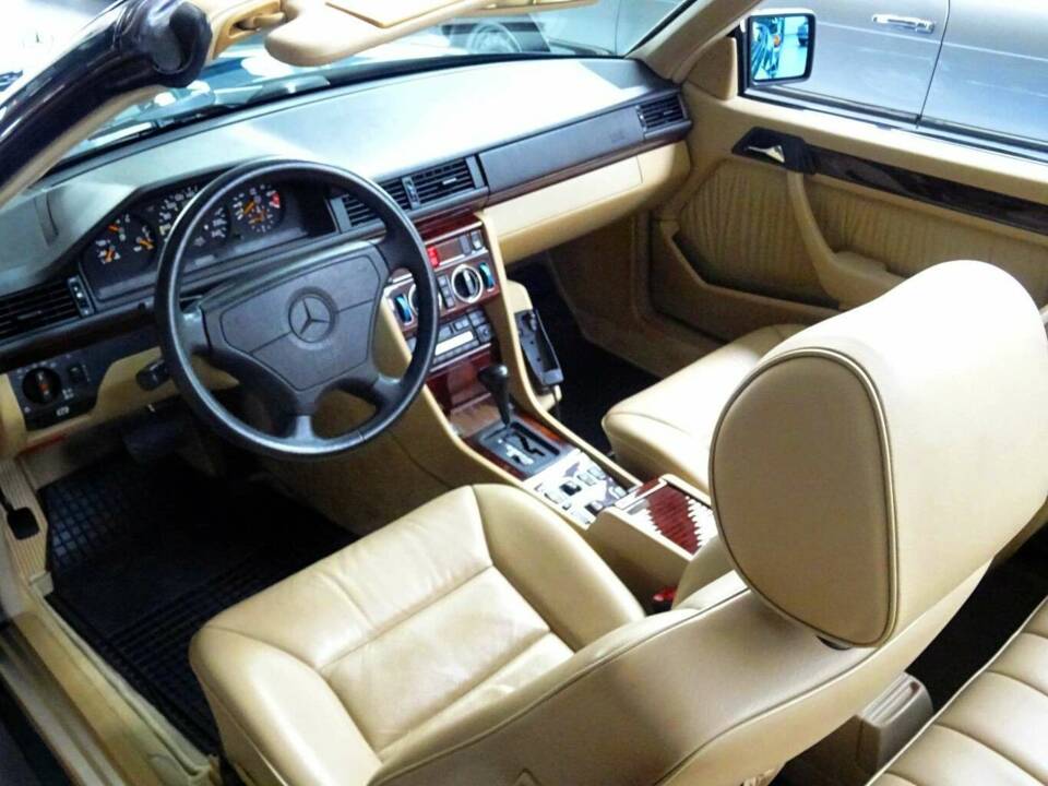 Immagine 7/14 di Mercedes-Benz 220 CE (1996)