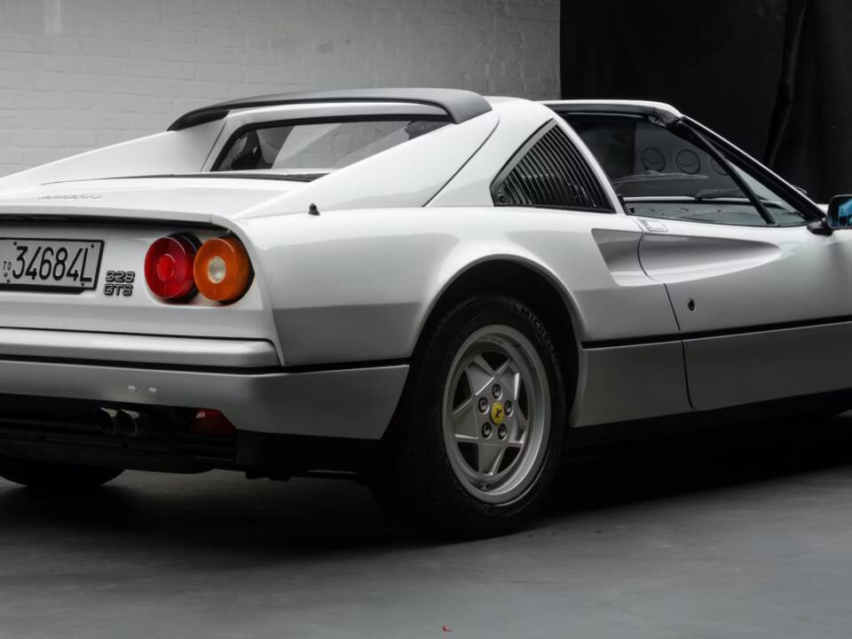 Bild 29/34 von Ferrari 328 GTS (1988)