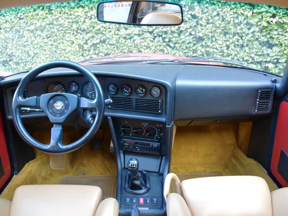 Image 24/39 of Alfa Romeo SZ (1990)
