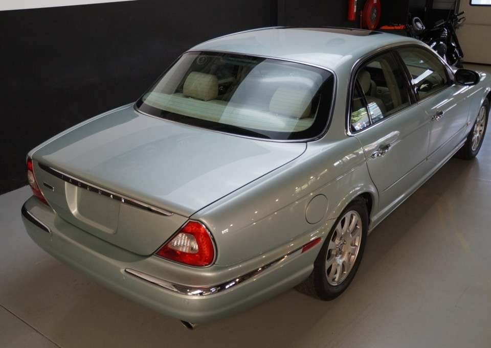 Image 36/50 of Jaguar XJ 8 4.2 (2004)