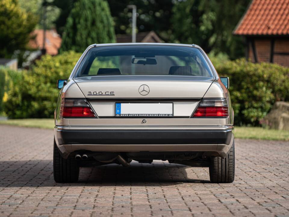 Immagine 16/73 di Mercedes-Benz 300 CE (1991)