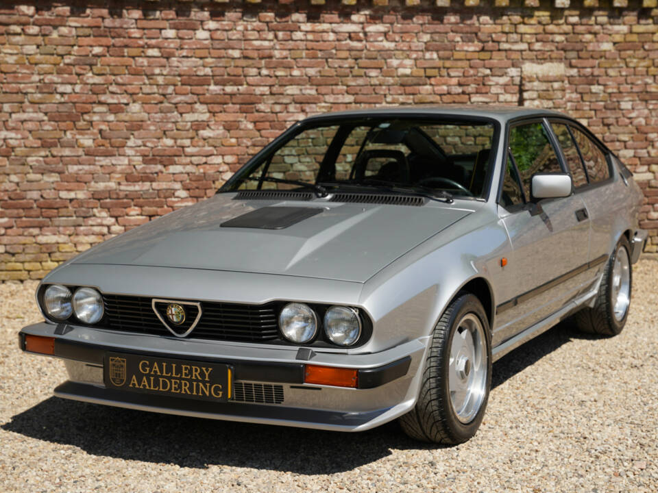 Image 46/50 of Alfa Romeo GTV 6 2.5 (1983)