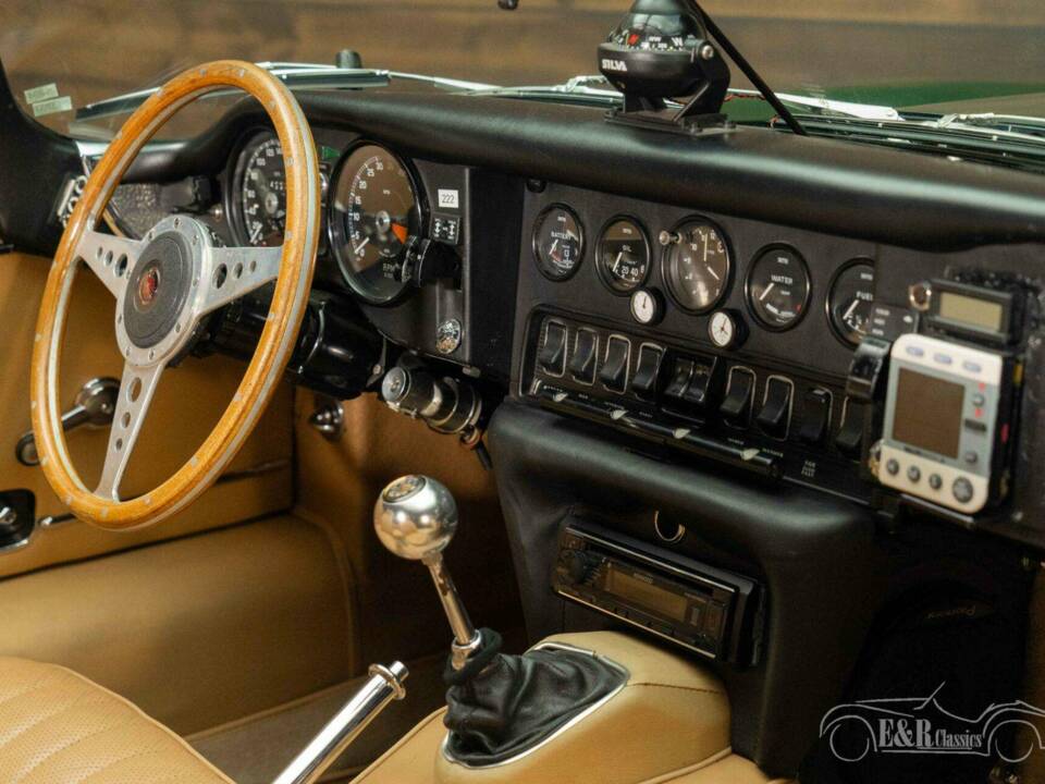 Image 14/19 of Jaguar E-Type (1970)