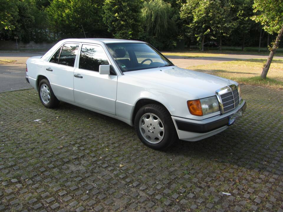 Immagine 7/19 di Mercedes-Benz 260 E (1990)
