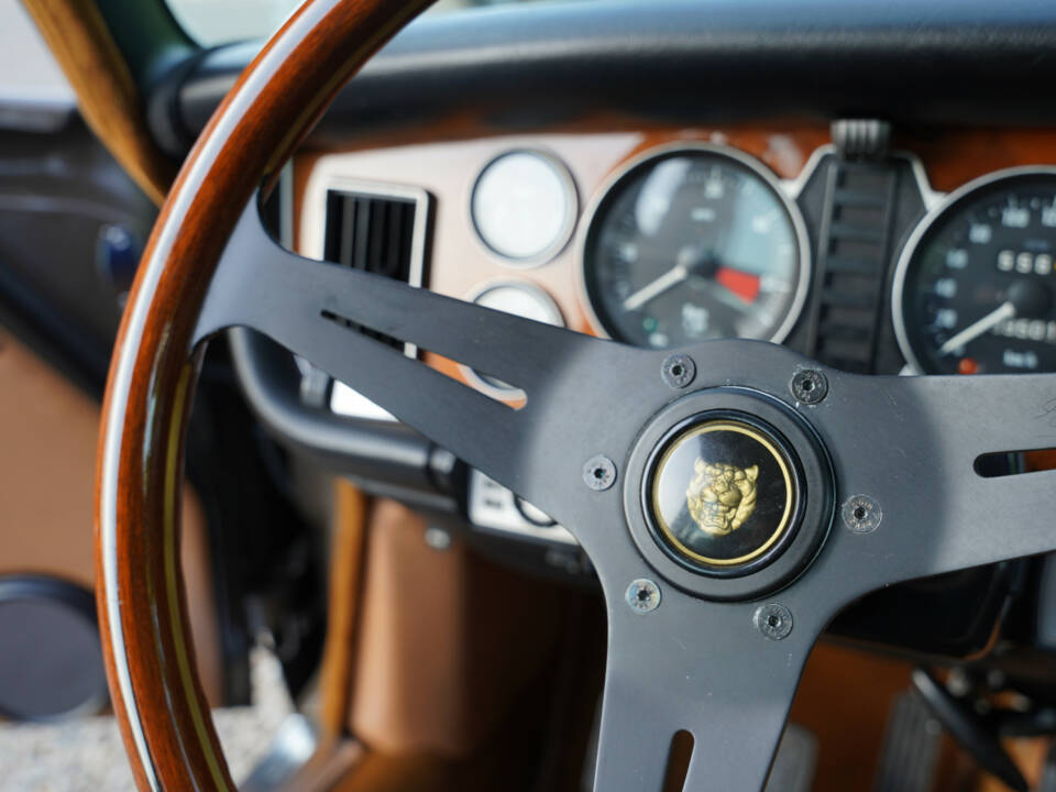 Bild 19/50 von Jaguar XJ 6 L 4.2 (1975)