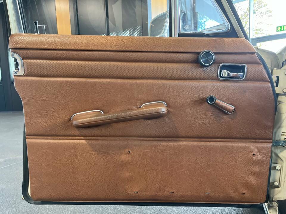 Image 16/21 of Mercedes-Benz 200 (1972)