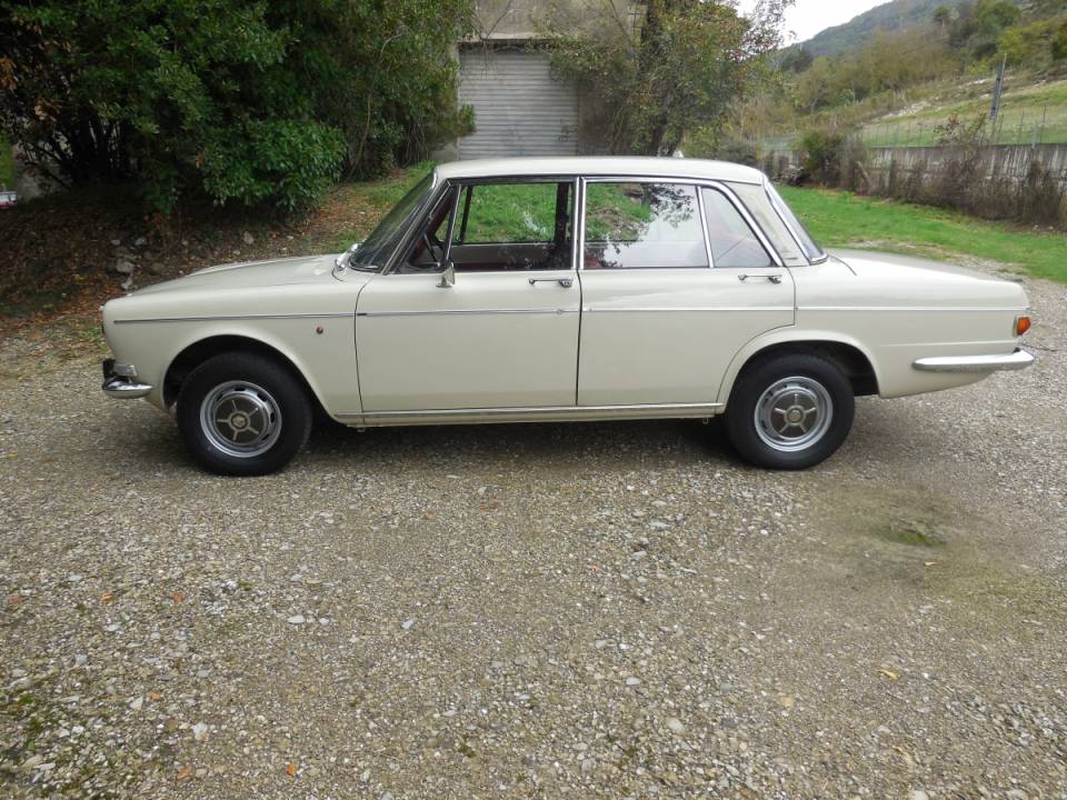 Image 2/5 of SIMCA 1301 (1970)