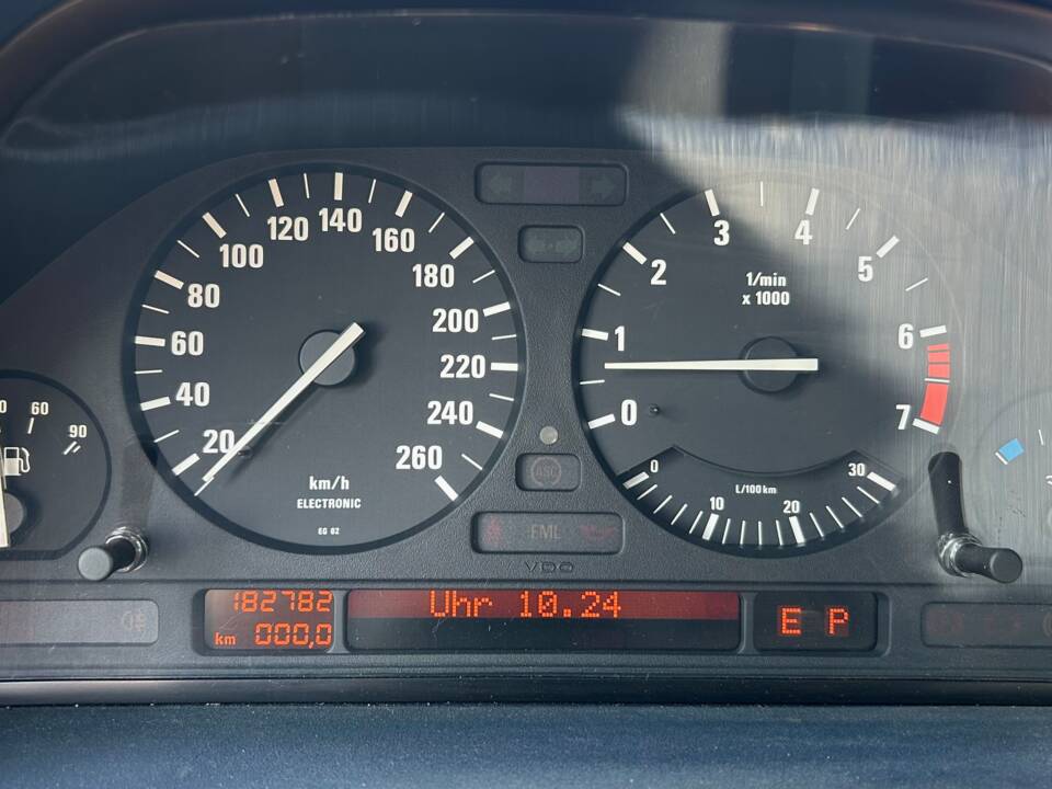 Image 33/33 de BMW 735i (1990)