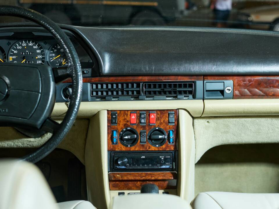 Bild 31/43 von Mercedes-Benz 380 SE (1984)
