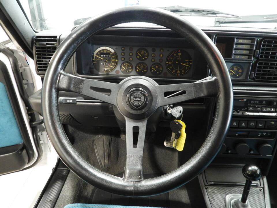 Image 6/15 de Lancia Delta HF Integrale Evoluzione I "Martini 6" (1992)