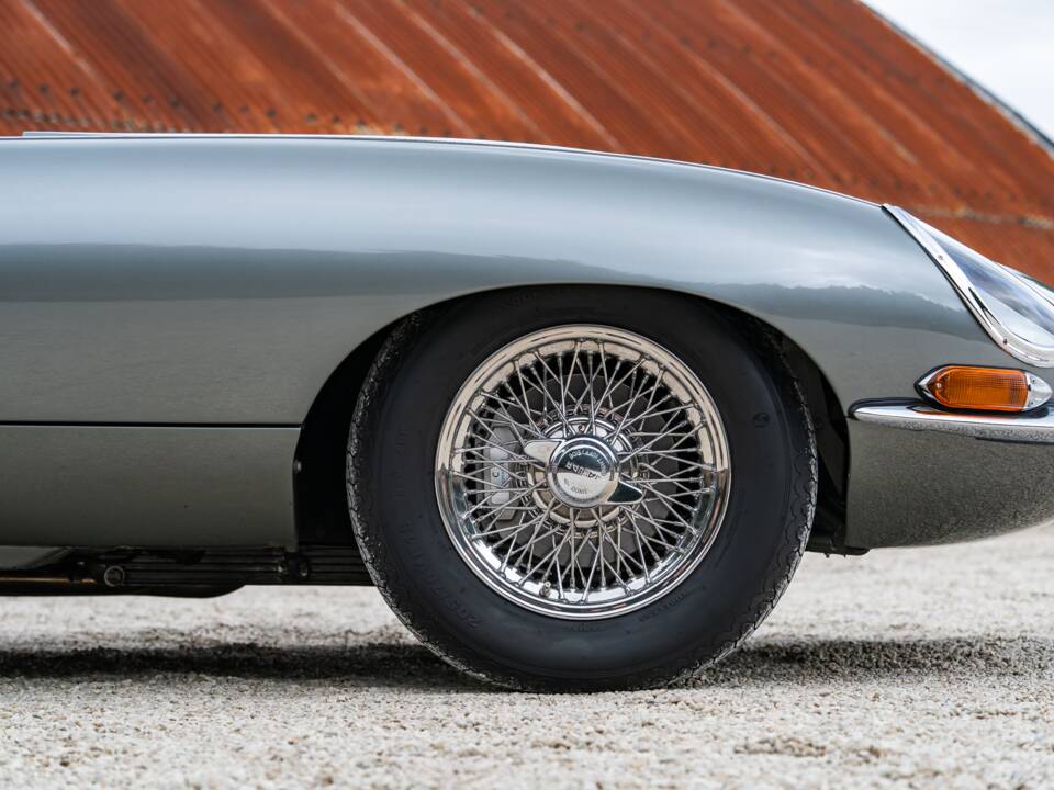 Image 33/34 de Jaguar E-Type (1968)