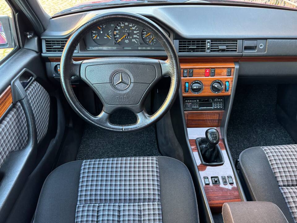 Immagine 31/75 di Mercedes-Benz 230 E (1992)