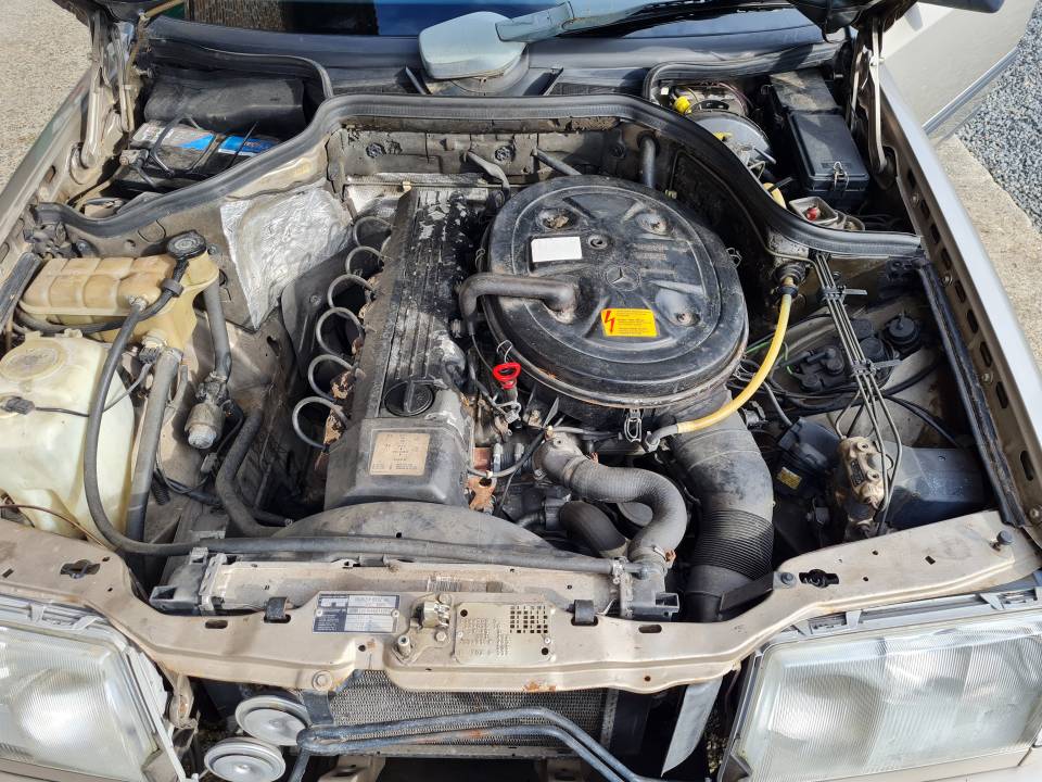 Bild 20/21 von Mercedes-Benz 300 E (1986)