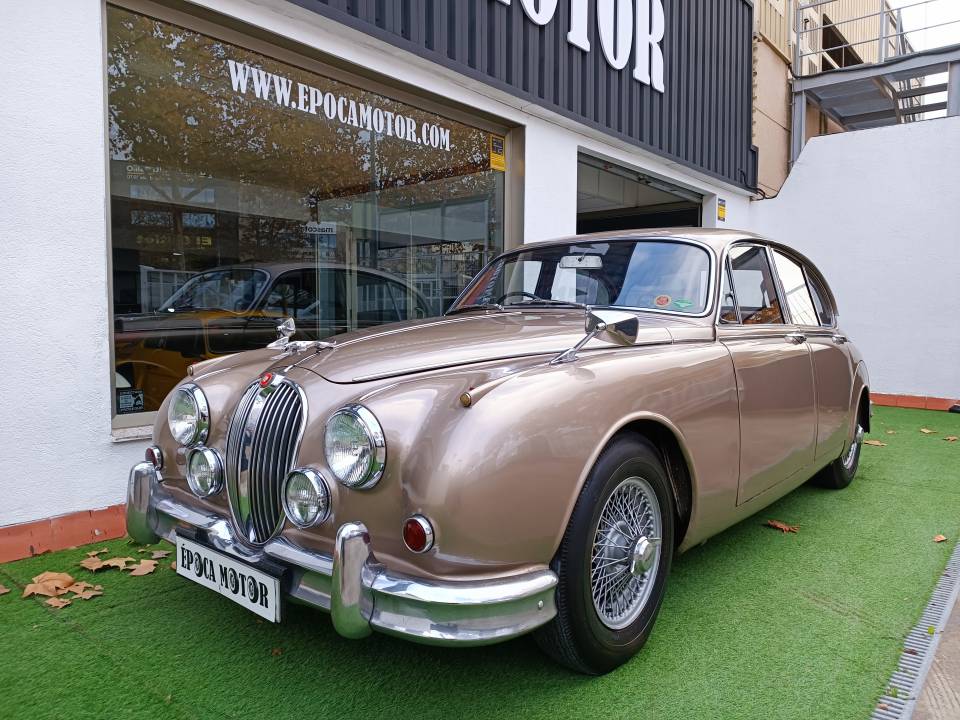Image 3/34 of Jaguar Mk II 2.4 (1967)