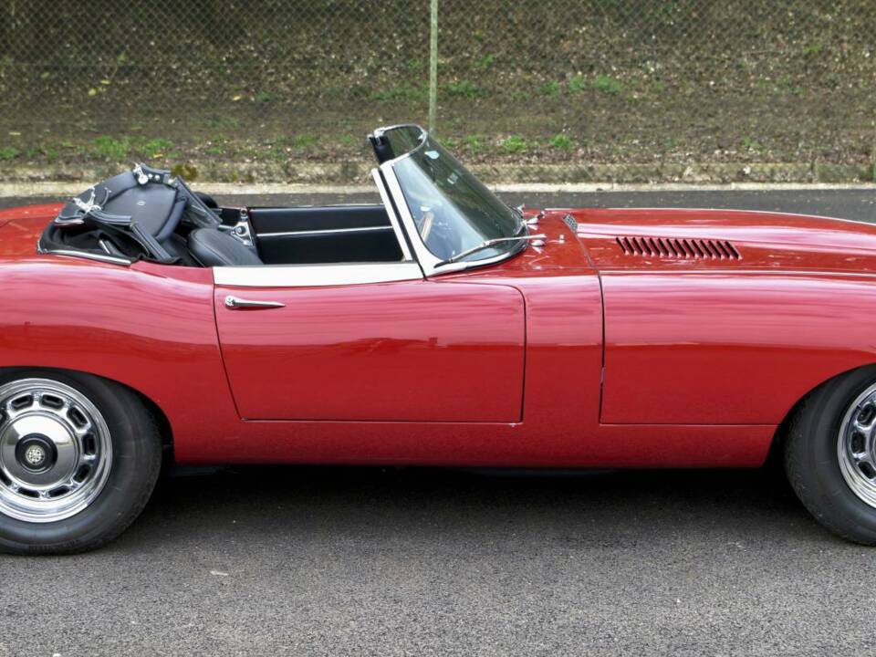 Image 3/49 de Jaguar E-Type (1970)
