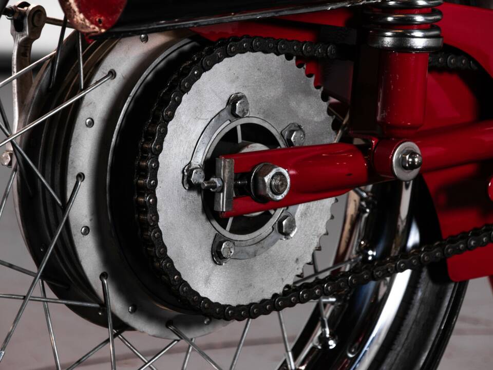 Image 8/34 of MV Agusta 250 Bicilindrica (1970)
