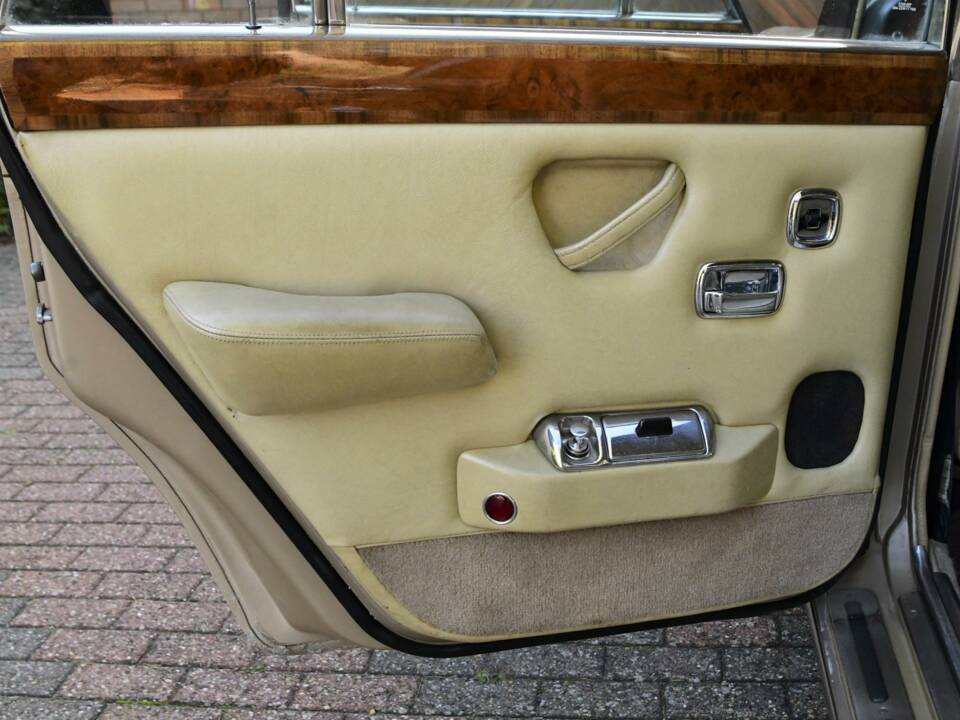 Image 30/50 of Rolls-Royce Silver Shadow II (1977)