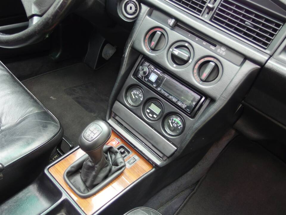 Immagine 50/98 di Mercedes-Benz 190 E 2.3-16 (1985)