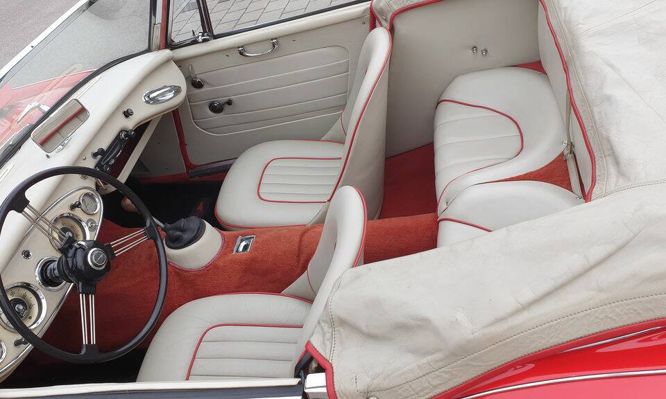 Image 2/8 of Austin-Healey 3000 Mk II (BJ7) (1962)