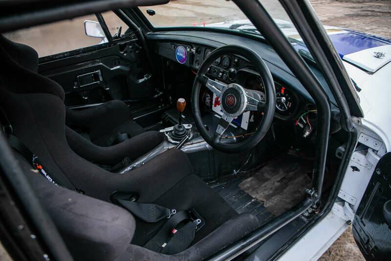 Image 2/42 of MG MGB GT (1972)