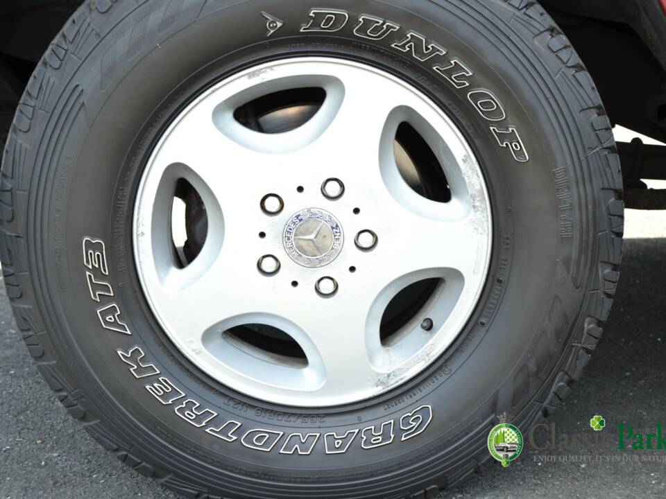 Image 38/49 de Mercedes-Benz 230 GE (SWB) (1993)