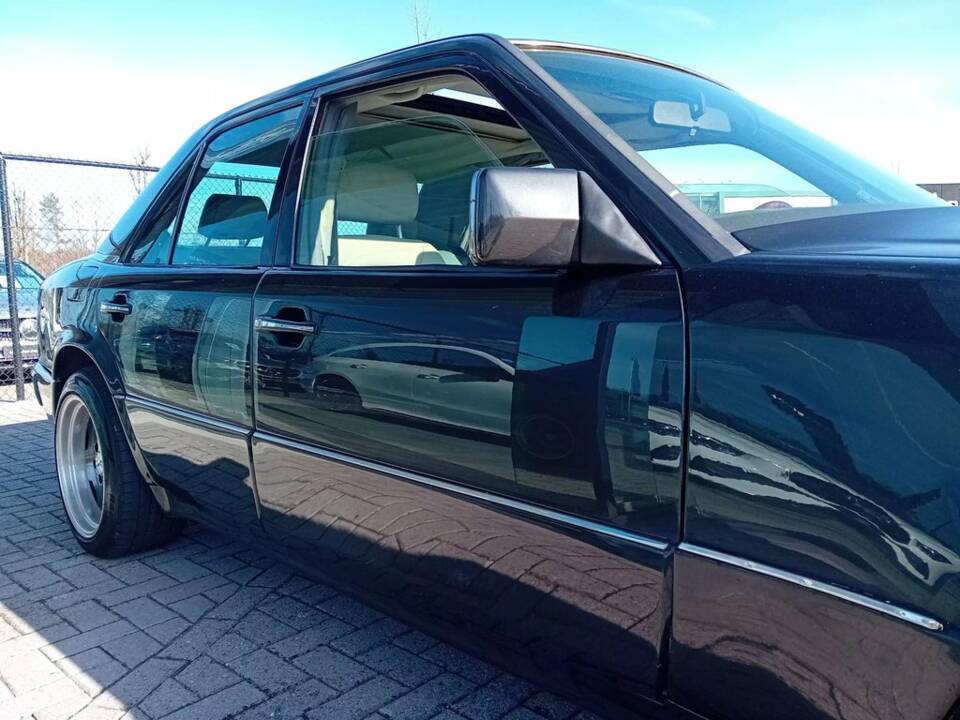 Image 8/8 of Mercedes-Benz 400 E (1991)