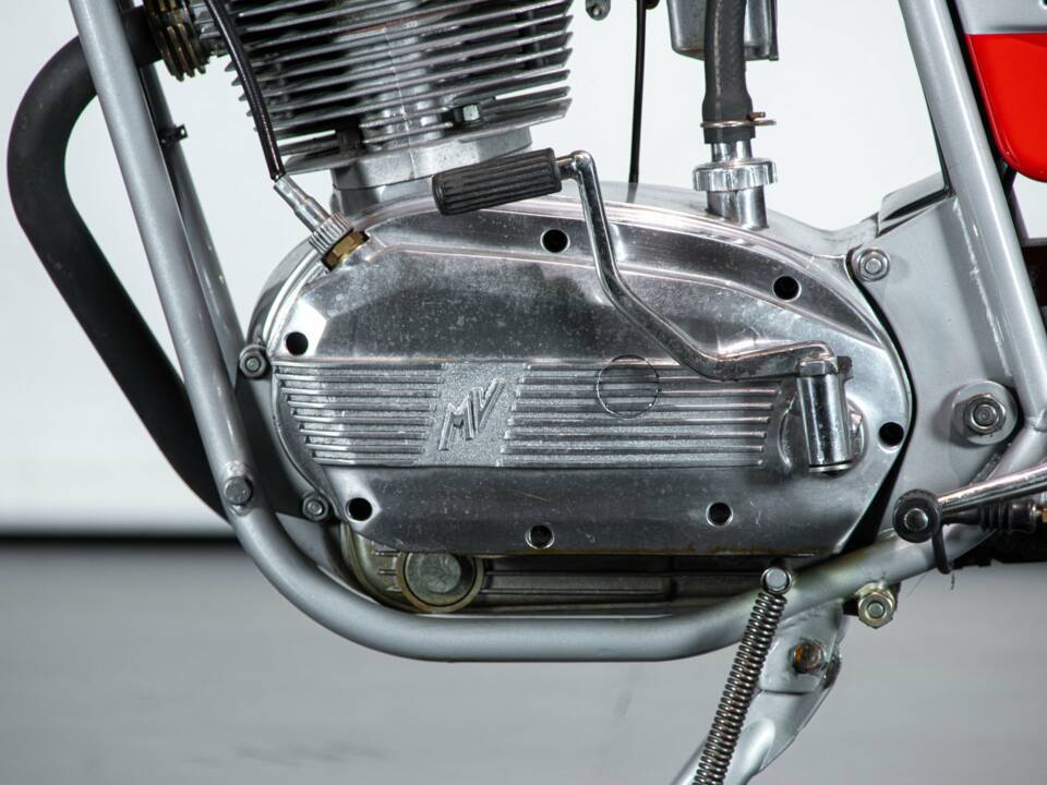 Image 32/50 of MV Agusta DUMMY (1980)