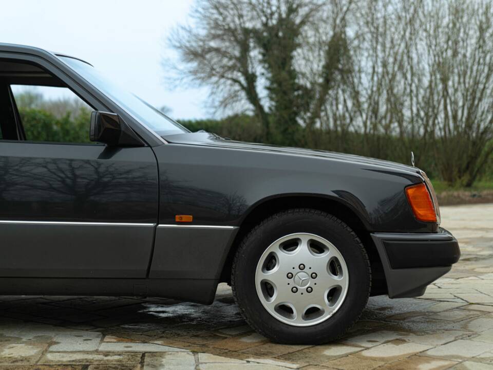 Obraz 14/49 pojazdu Mercedes-Benz 320 E (1993)